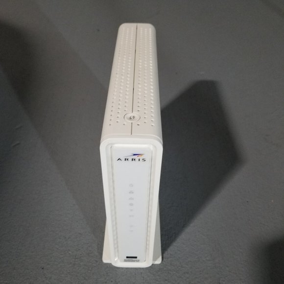 ARRIS SURFboard DOCSIS® 3.0 Cable Modem & Wi-Fi® Router SGB6900-AC - Picture 1 of 11